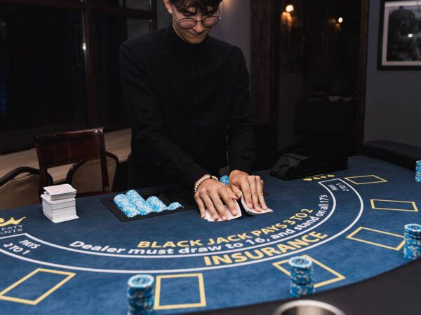 Stół do Black Jacka sukno premium, wysoka banda z przeszyciem i cup holderami, nogi drewniane