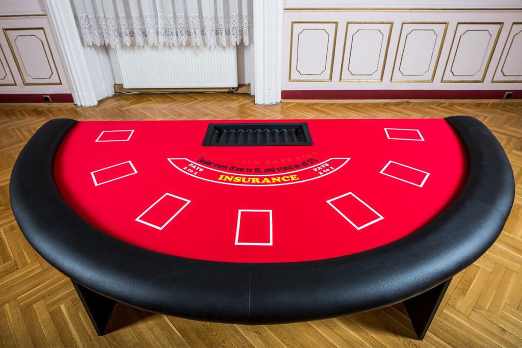 Blackjack Table – Standard Felt, Velvet-Clad Legs
