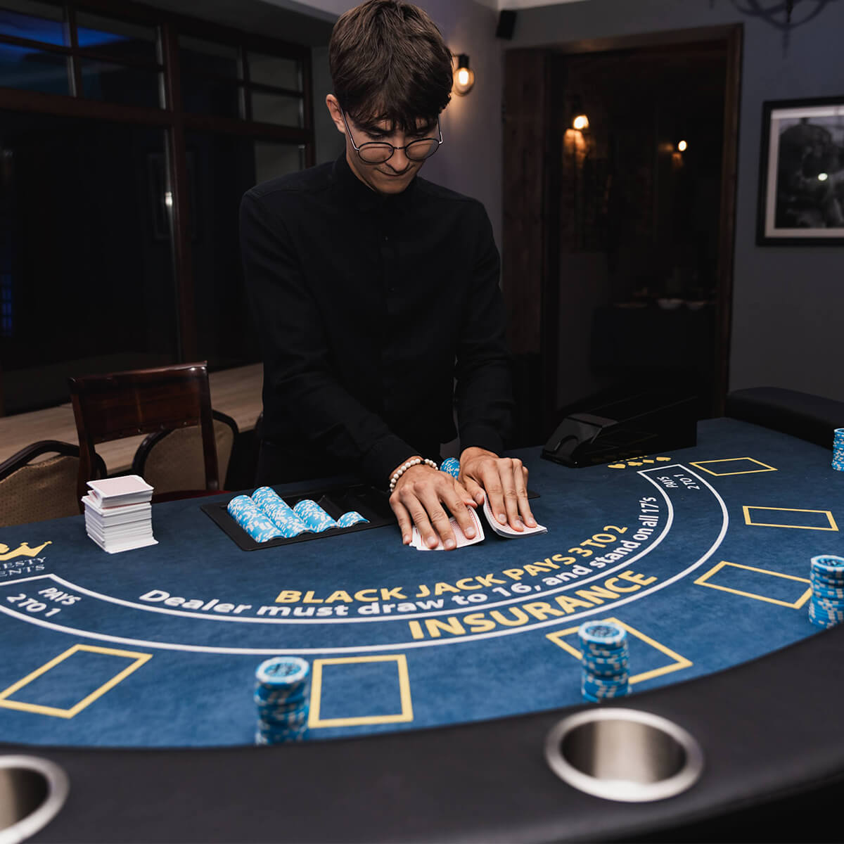 Stół do blackjacka Fama Game Tables z wysoką bandą i wykończeniem premium