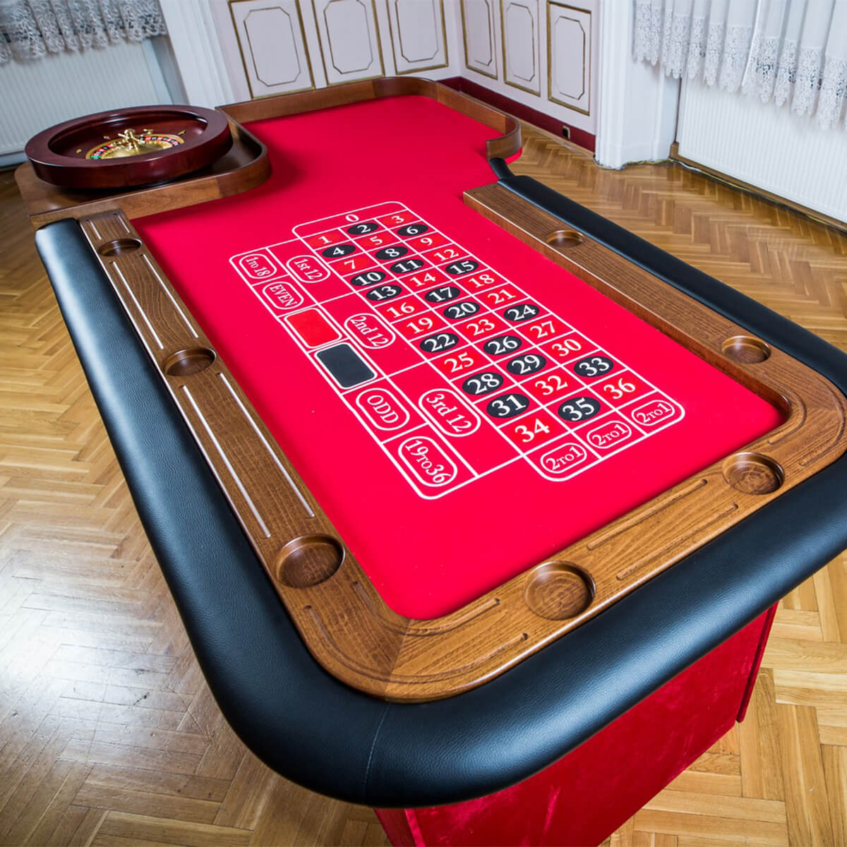Roulette Table – Wood-Finished, Standard Felt, Velvet-Clad Legs
