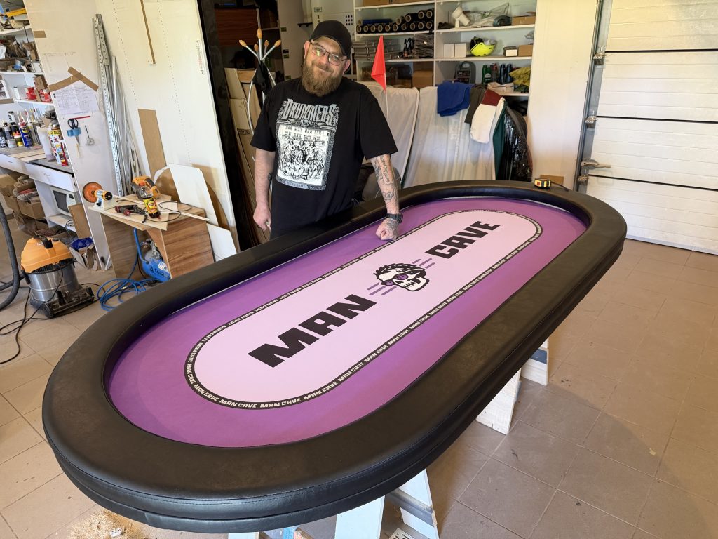 realizacja man cave stoły do pokera