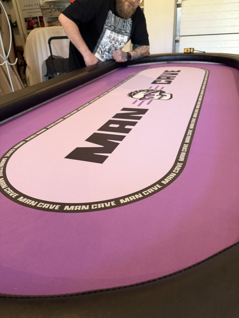 realizacja man cave stoły do pokera